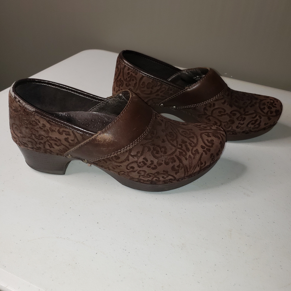 Dansko Prima Etched Floral Scroll Clogs Mules Size 40